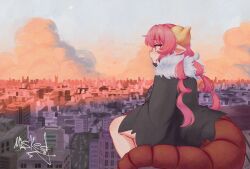  1girl absurdres bare_legs black_jacket breasts city cityscape commentary dragon_girl dragon_horns dragon_tail english_commentary fur-trimmed_jacket fur_trim highres horns ilulu_(maidragon) jacket kobayashi-san_chi_no_maidragon large_breasts long_hair masked_ink pointy_ears red_eyes red_hair signature sitting solo sunset tail 