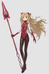  1girl bangs blonde_hair bodysuit breasts brown_eyes commentary cosplay covered_navel ereshkigal_(fate) evangelion:_3.0_you_can_(not)_redo fate/grand_order fate_(series) full_body grey_background hair_ribbon highres holding holding_polearm holding_weapon long_hair looking_at_viewer multicolored_bodysuit multicolored_clothes neon_genesis_evangelion parted_bangs parted_lips pilot_suit plugsuit polearm rebuild_of_evangelion red_bodysuit ribbon siino simple_background skin_tight small_breasts solo souryuu_asuka_langley souryuu_asuka_langley_(cosplay) spear spear_of_cassius standing twitter_username two_side_up very_long_hair weapon 