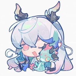  1boy animal arknights blue_hair chibi chinese_commentary colored_extremities commentary_request dragon_horns gradient_hair grey_hair highres holding holding_animal horns looking_at_viewer male_focus multicolored_hair nitrogen_owo one_eye_closed open_mouth pink_eyes pink_hair pointing pointing_up shirt simple_background smile solo upper_body watermark white_background white_shirt yi_(arknights) yi_(mascot)_(arknights) 