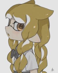  1girl aru_illust11 black_bow black_bowtie blonde_hair bow bowtie braid brown_eyes brown_pupils commentary_request from_side highres inkling inkling_girl inkling_player_character long_hair looking_at_viewer multiple_braids open_mouth pointy_ears shirt signature solo splatoon_(series) standing tentacle_hair upper_body white_background white_shirt 