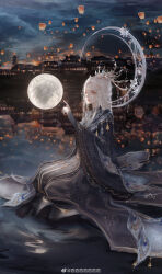  1girl architecture black_hanfu black_robe blue_capelet blue_gem blue_sky bracer capelet chinese_clothes chinese_commentary chinese_hairpin closed_mouth clouds commentary_request crescent_halo east_asian_architecture expressionless eyelashes eyeshadow feather-trimmed_capelet forehead forehead_jewel full_body gem hair_ornament hair_stick hairpin halo halo_behind_head hanfu high_collar highres jiaopiupiu kneeling lake lantern light_frown lipstick long_hair long_sleeves makeup mandarin_collar moon moonset_(shining_nikki) multiple_hairpins nikki_(series) outdoors paper_lantern peacock_feathers pink_eyeshadow pink_lips rabbit realistic reflection reflective_liquid ripples robe second-party_source shining_nikki sidelocks sitting_on_water sky solo straight_hair tassel topknot town twilight watermark weibo_watermark white_hair white_halo wide_sleeves yellow_eyes yunjian 
