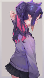  1girl absurdres black_skirt blunt_bangs collared_shirt colored_inner_hair commentary_request gradient_hair grey_background grey_sweater hand_up highres hololive hololive_english kiwwwwwi medium_hair miniskirt multicolored_hair ninomae_ina'nis ninomae_ina'nis_(school_uniform) official_alternate_costume official_alternate_hairstyle orange_hair pink_hair pleated_skirt pointy_ears ponytail purple_hair school_uniform shirt sidelocks simple_background skirt solo sweater tentacle_hair violet_eyes virtual_youtuber white_shirt 