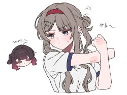  22_rink 2girls alternate_costume black_hair blush blush_stickers breasts brown_hair chibi chibi_inset closed_eyes closed_mouth columbina_(genshin_impact) contemporary cropped_head cropped_torso cross-body_stretch genshin_impact gradient_hair gym_shirt gym_uniform hair_bun hair_ornament hairband hairclip highres long_sidelocks multicolored_hair multiple_girls purple_hair purple_streaks red_hairband sandrone_(genshin_impact) shirt short_hair_with_long_locks sidelocks simple_background single_hair_bun small_breasts streaked_hair stretching sweatdrop translation_request two-tone_hair white_background white_shirt 