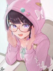  1girl absurdres animal_hood azki_(hololive) azki_(yurufuwa_casual)_(hololive) book bow cardigan cat_hood choker cross-laced_clothes cross-laced_sleeves elbow_rest fang glasses hair_ornament hands_on_own_face hands_up highres hishaku_(7stel2ar) hololive hood hoodie indoors looking_at_viewer multicolored_hair open_mouth pink_cardigan pink_choker pink_hoodie pink_streaks signature sitting solo streaked_hair upper_body violet_eyes white_background x_hair_ornament 