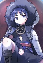  1boy aiguillette arm_on_thigh armor black_boots black_shorts black_sleeves blunt_ends boots bright_pupils closed_mouth coat coat_on_shoulders commentary_request expressionless eyeliner eyeshadow fatui_coat fur-trimmed_coat fur-trimmed_hood fur_trim genshin_impact gold gurumin_(gurruguru) hood hood_up hooded_coat japanese_armor jewelry knee_up kote kurokote lace-up_boots looking_at_viewer makeup male_focus mitsudomoe_(shape) neck_ring open_clothes open_coat purple_hair purple_rope purple_sash red_eyeliner red_eyeshadow red_sash rope sash scaramouche_(genshin_impact) shimenawa short_sleeves shorts sitting solo tomoe_(symbol) violet_eyes watermark white_coat white_hood white_pupils white_rope winter_clothes winter_coat wispy_bangs 