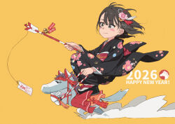  1boy 1girl 2026 ano_ko_wa_toshi_densetsu arrow_(projectile) artist_self-insert black_kimono chinese_zodiac closed_mouth commentary_request floral_print gomennasai hair_ornament happy_new_year holding holding_arrow japanese_clothes kimono nengajou new_year obi riding sash smile solo year_of_the_horse yellow_background zangyaku-san 