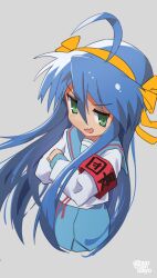  1girl :3 :d absurdres ahoge armband artist_name blue_hair blue_sailor_collar blue_skirt commentary cosplay cropped_legs crossed_arms floating_hair green_eyes grey_background hair_ribbon hairband highres hirano_aya huge_ahoge izumi_konata kita_high_school_uniform light_blush long_hair long_sleeves lucky_star open_mouth orange_hairband orange_ribbon red_armband ribbon rokochandayo sailor_collar sailor_shirt school_uniform serafuku shirt simple_background skirt smile smug solo suzumiya_haruhi suzumiya_haruhi_(cosplay) v-shaped_eyebrows very_long_hair voice_actor_connection white_shirt 