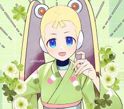  1girl blue_eyes commentary green_background green_kimono japanese_clothes kimono mega_man_(series) mega_man_x_(series) open_mouth pallette_(mega_man) rikka_(user_hruv2435) robot_ears smile solo untranslatable_commentary upper_body 