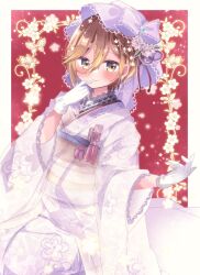  1girl alternate_costume bad_id bad_twitter_id border bow brown_hair bug butterfly cowboy_shot floral_background gloves hair_between_eyes highres japanese_clothes kimono looking_at_viewer magia_record:_mahou_shoujo_madoka_magica_gaiden mahou_shoujo_madoka_magica obi purple_bow purple_veil red_background sakura_romu sasame_yozuru sash shawl short_hair solo tassel veil white_border white_gloves white_kimono white_shawl 