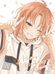  1boy blush confetti dated double_v ensemble_stars! green_eyes grin hands_up happy_birthday highres hood hood_down hoodie looking_at_viewer male_focus medium_hair nita_(02ta_o) one_eye_closed orange_hair ponytail short_ponytail short_sleeves smile solo tsukinaga_leo upper_body v white_hoodie 