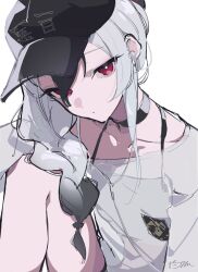 1girl artist_name bare_legs baseball_cap black_choker black_hair blue_archive braid choker closed_mouth collarbone commentary_request cropped_shirt gradient_hair haku_(yanhaku) hat head_tilt highres horns kayoko_(blue_archive) looking_at_viewer multicolored_hair red_eyes shirt side_braid simple_background solo two-tone_hair white_background white_hair white_shirt 
