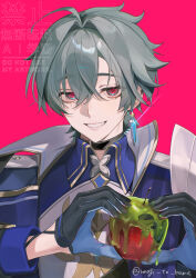  1boy apple armor black_gloves blue_gem coat collared_coat collared_shirt commentary curtained_hair food fruit gem genshin_impact gloves grin hair_between_eyes highres holding holding_food holding_fruit lapels lohen_(genshin_impact) looking_at_viewer male_focus mole mole_under_eye multicolored_eyes parted_bangs pauldrons poison_apple red_background shirt short_hair shoulder_armor simple_background single_pauldron smile solo twitter_username two-sided_gloves unagi_to_kame untranslatable_commentary upper_body watermark wing_collar 