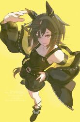 1girl absurdres animal_ears arm_up bare_shoulders black_hair black_jacket black_shirt black_shoes black_shorts breasts brown_eyes brown_hair collarbone commentary_request ear_covers hair_between_eyes hand_on_own_hip highres horse_ears horse_girl horse_tail jacket long_hair long_sleeves looking_at_viewer multicolored_hair official_alternate_costume open_clothes open_jacket parted_lips shirt shoes shorts small_breasts smile solo stay_gold_(gold-triumph)_(umamusume) stay_gold_(umamusume) streaked_hair sugomori_tsuru_(hana_tsuru_wo) tail umamusume white_hair yellow_background 