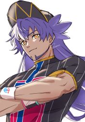 1boy absurdres black_hat black_shirt bright_pupils champion_uniform_(pokemon) closed_mouth commentary_request dynamax_band facial_hair hat highres leon_(pokemon) long_hair male_focus pokemon pokemon_sword_and_shield print_shirt purple_hair sena_(jcwe4828) shirt short_sleeves signature smile solo upper_body white_background white_pupils wristband yellow_eyes 