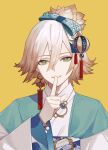  1boy androgynous bishounen bisque blonde_hair bow earrings gem girly_boy green_eyes hair_bow hair_ornament haori_himo highres index_finger_raised japanese_clothes jewelry long_hair male_focus onmyoji short_hair smile solo taishakuten_(onmyoji) tassel tassel_earrings tassel_hair_ornament upper_body wide_sleeves yellow_background 