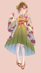  1girl absurdres argyle_bow asymmetrical_bangs blunt_bangs blunt_ends bob_cut bow brown_background brown_hair brown_sandals closed_mouth commentary_request dot_nose expressionless floral_print flower full_body green_eyes green_hakama hair_bow hair_flower hair_ornament hakama hakama_skirt haori highres holding holding_pinwheel jacket japanese_clothes kimono lace-trimmed_kimono lace_trim light_frown looking_at_viewer obi okobo orange_bow original pantyhose pinching_sleeves pink_flower pinwheel platform_sandals poe_(528yuzunon) print_hakama print_jacket purple_flower red_sash ribbon-trimmed_sleeves ribbon_trim sandals sash short_hair short_kimono simple_background skirt solo standing striped_clothes striped_jacket table vertical-striped_clothes vertical-striped_jacket waist_bow white_pantyhose wide_sleeves yellow_bow yellow_flower yellow_jacket yellow_kimono 