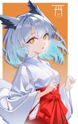  1girl absurdres alternate_costume arknights blue_hair border bright_pupils chinese_commentary colored_inner_hair commentary_request earrings green_eyes hakama highres japanese_clothes jewelry kimono long_sleeves looking_at_viewer miko multicolored_eyes multicolored_hair orange_background orange_eyes outside_border parted_lips ptilopsis_(arknights) red_hakama sadman short_hair short_kimono solo two-tone_eyes upper_body white_border white_hair white_kimono white_pupils wide_sleeves 