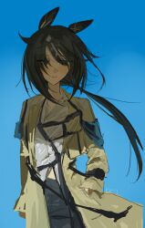  1girl absurdres animal_ears black_hair black_pants blue_background blue_sky coat collared_shirt cowboy_shot ear_covers eyes_visible_through_hair floating_hair goggles goggles_around_neck hair_between_eyes hand_in_pocket highres horse_ears horse_girl kago1zq long_hair looking_to_the_side low_ponytail midriff_peek multicolored_hair open_clothes open_coat pants ponytail shade shirt sky smile solo stay_gold_(sunlit_outsider)_(umamusume) stay_gold_(umamusume) streaked_hair twitter_username umamusume white_shirt white_streaks wrist_belt yellow_coat 