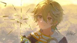  1boy aether_(genshin_impact) ahoge artist_name backlighting black_gloves blonde_hair blurry blurry_background braid brown_shirt closed_mouth clouds cloudy_sky commentary_request earrings evening genshin_impact gloves hair_between_eyes hand_up highres holding holding_pocket_watch jewelry long_hair looking_up low-braided_long_hair low-tied_long_hair male_focus outdoors pocket_watch scarf shirt short_sleeves single_braid single_earring sky smile solo sunset watch white_scarf white_sky yellow_eyes zashikino_shiki 