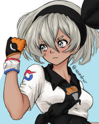  1girl azurdraws bea_(pokemon) black_hairband blush breasts clenched_hand closed_mouth collared_shirt commentary_request crop_top dark-skinned_female dark_skin dynamax_band eyelashes fingerless_gloves gloves grey_eyes grey_hair hair_between_eyes hairband highres multicolored_gloves pokemon pokemon_sword_and_shield shirt short_hair short_sleeves simple_background solo spanish_commentary twitter_username two-tone_background two-tone_gloves two-tone_shirt 