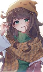  1boy a.i._voice backlighting beanie brown_hair brown_scarf commentary_request green_eyes green_sweater hat highres kurita_maron light_particles long_hair looking_at_viewer niconico orange_hat scarf signature simple_background smile solo suama_(haruichi) sweater teeth trap turtleneck turtleneck_sweater upper_body voicevox white_background 