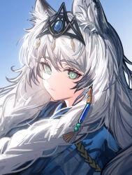  1girl absurdres animal_ear_fluff animal_ears arknights blue_background braid chinese_commentary closed_mouth colored_tips commentary_request crown feitong27 from_side gradient_background green_eyes hair_between_eyes hair_over_shoulder highres light_frown long_hair looking_at_viewer looking_to_the_side multicolored_hair pramanix_(arknights) pramanix_the_prerita_(arknights) sideways_glance solo upper_body white_hair 