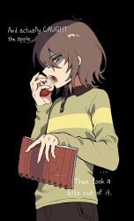 1other antenna_hair apple bitten_apple black_background black_collar black_pants brown_hair collar collared_sweater commentary cowboy_shot deltarune english_commentary english_texts fingernails food food_bite from_side fruit green_sweater hand_up highres holding holding_food holding_fruit holding_notebook imminent_bite kris_(deltarune) long_sleeves looking_at_viewer medium_hair notebook open_mouth pants red_eyes shaded_face sleeves_past_wrists solo striped_clothes striped_sweater sweater teeth touchme_midas upper_teeth_only utdr_(toby_fox) yellow_sweater
