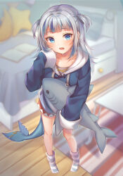  1girl absurdres bare_legs bed bedroom blanket blue_eyes blue_hair blue_hoodie blunt_bangs blurry blurry_background book carpet collarbone commentary dot_nose expressionless fins fish_tail from_above full_body gawr_gura grey_hair grey_shirt grey_socks hand_on_own_cheek hand_on_own_face highres holding holding_stuffed_toy hololive hololive_english hood hood_down hoodie indoors knees light_blush long_hair long_sleeves looking_at_viewer multicolored_hair open_book open_mouth pillow poe_(528yuzunon) red_shorts shark_girl shark_tail shirt shorts sleeve_cuffs sleeves_past_fingers sleeves_past_wrists socks solo standing star-shaped_pillow streaked_hair striped_clothes striped_socks stuffed_animal stuffed_shark stuffed_toy table tail teeth two-tone_hair two-tone_socks two_side_up untranslatable_commentary upper_teeth_only virtual_youtuber white_hood white_socks wooden_floor 