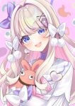 1girl bangs blue_bow blue_eyes blush bow brooch colored_inner_hair diamond_hair_ornament dot_nose hair_bow hair_intakes hair_ornament heart_brooch highres indie_virtual_youtuber jewelry light_brown_hair long_hair looking_at_viewer misumi_no_harawata multicolored_hair object_hug open_mouth pink_background pink_eyes pink_hair pom_pom_(clothes) regimiruku smile solo two-tone_hair upper_body watagashi_unou white_bow x_hair_ornament 