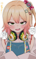 1girl blonde_hair blush bow braid center-flap_bangs coat commentary_request denim denim_overalls dot_nose fang gradient_hair green_eyes grid_print hair_bow hair_ornament half-closed_eyes headphones headphones_around_neck highres hololive lab_coat looking_at_viewer medium_hair momosuzu_nene momosuzu_nene_(7th_costume) multicolored_hair natsume_mina official_alternate_costume official_alternate_hairstyle one_side_up open_mouth parted_bangs pink_bow pink_hair shirt side_ponytail skin_fang smile smug solo speech_bubble star_(symbol) star_hair_ornament talking translation_request upper_body virtual_youtuber white_background white_coat white_shirt 