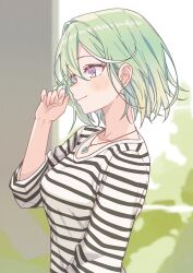  1girl absurdres arm_at_side blush breasts closed_mouth commentary_request daltokki34 from_side green_eyes green_hair hand_up highres jewelry korean_commentary multicolored_eyes multicolored_hair necklace shirt short_hair smile solo stellive streaked_hair striped_clothes striped_shirt three-quarter_sleeves two-tone_eyes upper_body violet_eyes virtual_youtuber white_shirt white_streaks yuzuha_riko 