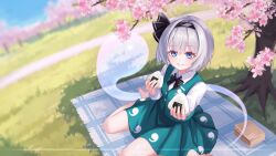  1girl barefoot black_bow black_bowtie black_hairband blue_eyes blue_sky blurry bow bowtie cherry_blossoms chinese_commentary chunjiu collared_shirt commentary_request day depth_of_field food green_skirt green_vest grey_hair grin hairband highres hitodama holding holding_food konpaku_youmu konpaku_youmu_(ghost) long_sleeves looking_at_viewer onigiri outdoors picnic_blanket shirt short_hair sitting skirt skirt_set sky smile solo touhou vest white_shirt 