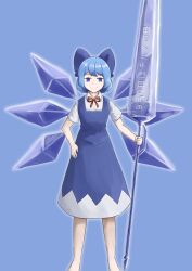  1girl absurdres blue_background blue_bow blue_dress blue_eyes blue_hair bow cirno cirno_day closed_mouth collared_shirt commentary_request detached_wings dress english_commentary hair_bow hand_on_own_hip highres holding holding_polearm holding_weapon ice ice_wings lance looking_at_viewer mixed-language_commentary muzilana neck_ribbon pinafore_dress polearm red_ribbon ribbon shirt short_sleeves simple_background sleeveless sleeveless_dress smile solo spanish_commentary touhou translation_request weapon white_shirt wings 