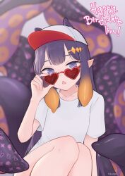  1girl baseball_cap collarbone hair_ornament hairclip happy_birthday hat heart heart-shaped_eyewear highres hololive hololive_english looking_at_viewer ninomae_ina'nis open_mouth pointy_ears purple_background remism shirt sidelocks sitting tentacle_hair tentacles violet_eyes virtual_youtuber white_shirt 
