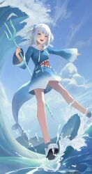  1girl blue_eyes blue_hoodie blue_sky commentary_request fins fish_tail gawr_gura gawr_gura_(1st_costume) highres holding holding_polearm holding_weapon hololive hololive_english hood hood_down hoodie looking_at_viewer multicolored_hair open_mouth polearm shark_girl shark_tail sharp_teeth sky solo streaked_hair tail teeth trident virtual_youtuber water waves weapon white_hair yecheng_anhunqu_(bilibili_1454316466) 
