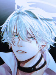  1boy absurdres alternate_costume antenna_hair black_background black_choker blue_background blue_eyes blue_hair bright_pupils choker collared_shirt commentary_request crossed_bangs eyelashes gradient_background hair_between_eyes half-closed_eyes halo highres honkai:_star_rail honkai_(series) ieririr lips looking_at_viewer male_focus neck_tattoo phainon_(honkai:_star_rail) shirt short_hair signature simple_background solo sun_symbol sun_tattoo tattoo teeth upper_body white_halo white_pupils white_shirt 