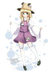  1girl alternate_eye_color blonde_hair brown_hat closed_mouth commentary_request dated full_body furim green_eyes green_shoes hair_ribbon hat highres long_sleeves looking_at_viewer moriya_suwako purple_skirt purple_vest red_ribbon ribbon shoes signature skirt skirt_set smile solo thigh-highs touhou tress_ribbon vest white_thighhighs wide_sleeves 