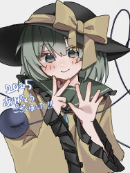  1girl 2025 black_hat bow buttons collared_shirt commentary_request diamond_button disembodied_linked_eye eyeball frilled_shirt_collar frilled_sleeves frills green_eyes green_hair grey_background hat hat_bow highres komeiji_koishi long_sleeves looking_at_viewer medium_hair shirt simple_background solo touhou translation_request upper_body wide_sleeves yellow_bow yellow_shirt yoizumi 