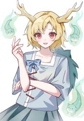  1girl antlers blonde_hair blue_shirt blush chinese_commentary commentary_request dragon_girl dragon_horns green_scales highres horns kicchou_yachie looking_at_viewer open_mouth otter_spirit_(touhou) red_eyes second-party_source shirt short_hair simple_background smile solo square_neckline touhou turtle_shell white_background yellow_horns zhizhi_zhi 