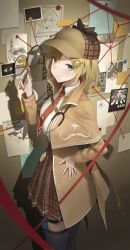  1girl absurdres black_thighhighs blonde_hair brown_capelet brown_coat brown_hat brown_skirt capelet coat collared_shirt commentary_request deerstalker green_eyes hand_on_own_hip hat highres holding holding_magnifying_glass hololive hololive_english looking_at_viewer magnifying_glass necktie plaid_clothes plaid_skirt red_necktie shirt skirt solo thigh-highs virtual_youtuber watson_amelia watson_amelia_(1st_costume) white_shirt yecheng_anhunqu_(bilibili_1454316466) 