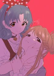  2girls artist_name black_choker booing6 brown_hair choker closed_mouth commentary_request green_hair hair_bun hairband heart heart_choker highres idolmaster idolmaster_million_live! looking_at_viewer multiple_girls orange_eyes parted_lips polka_dot_hairband red_background red_eyes red_hairband signature simple_background single_hair_bun smile tenkubashi_tomoka tokugawa_matsuri yuri 
