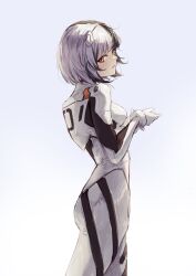  1girl absurdres ayanami_rei ayanami_rei_(cosplay) black_hair bodysuit breasts colored_tips commentary cosplay english_commentary from_side grey_hair hair_ornament headgear highres hololive hololive_english long_hair looking_at_viewer mecha_pilot_suit multicolored_bodysuit multicolored_hair neon_genesis_evangelion parted_lips plugsuit_(evangelion) shiori_novella simple_background solo split-color_hair tablicoart two-tone_hair virtual_youtuber white_background white_bodysuit yellow_eyes 