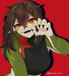  1girl beastiez black_claws black_shirt brown_hair claw_pose colored_sclera crocodile_girl cropped_shirt grapesoda_draws green_scales green_streaks highres kairyu_crocodile long_hair multicolored_hair open_mouth red_background shirt smile solo streaked_hair very_long_hair virtual_youtuber yellow_sclera 