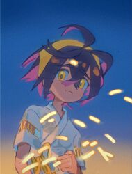  1boy ahoge black_hair chinese_commentary clear_sky closed_mouth colored_inner_hair commentary_request crossed_bangs hair_between_eyes hairband highres kieran_(pokemon) looking_at_viewer looking_down male_focus multicolored_hair outdoors pokemon pokemon_scarlet_and_violet qianzhi_(akv31dh8ypasgvx) shirt short_sleeves sky solo upper_body white_shirt yellow_eyes yellow_hairband 