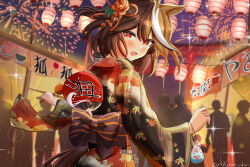  1girl absurdres aerial_fireworks ahoge animal_ears bag bagged_fish black_hair black_kimono blush commentary_request festival fireworks fish hair_between_eyes hand_fan highres horse_ears horse_girl horse_tail japanese_clothes kimono kitasan_black_(umamusume) lantern looking_at_viewer market_stall multicolored_hair multiple_others open_mouth paper_lantern red_eyes redbean_chan smile streaked_hair summer_festival tail umamusume white_hair yukata 