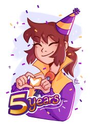  1girl a_hat_in_time alternate_headwear anniversary brown_hair cape commentary confetti cropped_torso english_commentary four-finger_heart_hands hands_up hat hat_kid heart heart_hands highres jacket long_sleeves medium_hair oliziii party_hat ponytail purple_hat purple_jacket sidelocks signature solo two-tone_hat white_background yellow_cape yellow_hat zipper_pull_tab 