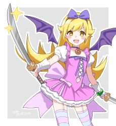 1girl absurdres blonde_hair blush blush_stickers bow center_cross_lace collarbone commentary cowboy_shot donut dress fang fingerless_gloves flipped_hair food frilled_dress frilled_gloves frills gloves highres holding holding_sword holding_weapon long_hair looking_at_viewer magia_record:_mahou_shoujo_madoka_magica_gaiden magical_girl mahou_shoujo_madoka_magica mahou_shoujo_madoka_magica_magia_exedra manimani_(mani_ma) monogatari_(series) multiple_swords open_mouth oshino_shinobu pink_bow pointy_ears short_sleeves simple_background skin_fang smile solo striped_clothes striped_thighhighs sword thighhighs vampire very_long_hair weapon white_gloves yellow_eyes
