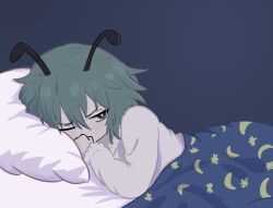  1girl alternate_costume antennae bed blanket commentary english_commentary green_eyes green_hair highres long_sleeves looking_at_viewer lying medium_hair on_bed on_side one_eye_closed shirt solo touhou under_covers white_shirt wriggle_nightbug xinumizu 