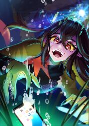  1girl beastiez brown_hair cellphone colored_sclera crocodile_girl fangs kairyu_crocodile looking_at_viewer multicolored_hair open_mouth phone pointy_ears red_eyes risu_chuu smartphone solo streaked_hair virtual_youtuber yellow_sclera 