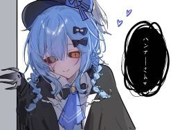  1girl black_bow black_bowtie black_capelet black_hands black_hat black_sclera blue_hair blue_necktie bow bowtie braid braided_hair_rings capelet closed_mouth collared_shirt colored_extremities colored_sclera commentary_request cross-shaped_pupils deerstalker dot_nose hair_bow hair_rings hat hat_bow long_sleeves mahou_shoujo_no_majo_saiban necktie shirt short_hair simple_background smile solo souri_10244 speech_bubble spoilers symbol-shaped_pupils tachibana_sherry translation_request upper_body white_background white_shirt witch_(manosaba) yellow_eyes 